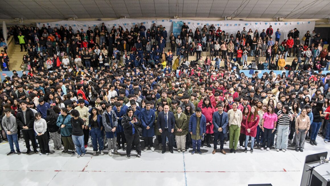 Más De 1.000 Estudiantes De Puerto Madryn Prometieron Lealtad A La Constitución Nacional