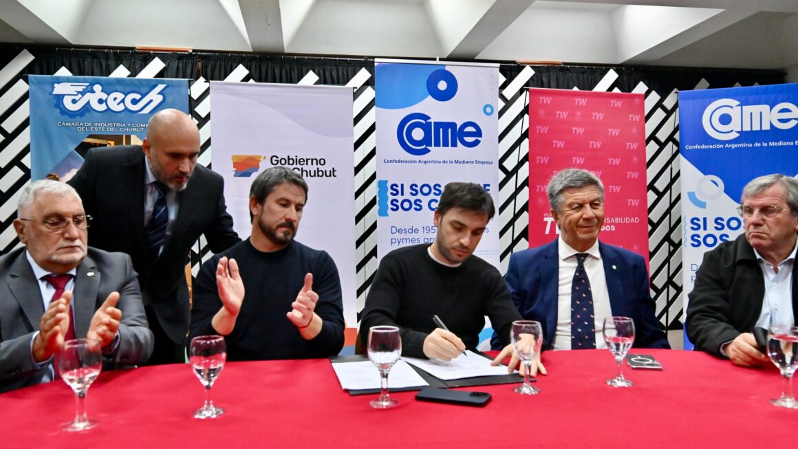 Torres encabezó la firma del convenio para la creación de un Centro Comercial a Cielo Abierto en Trelew