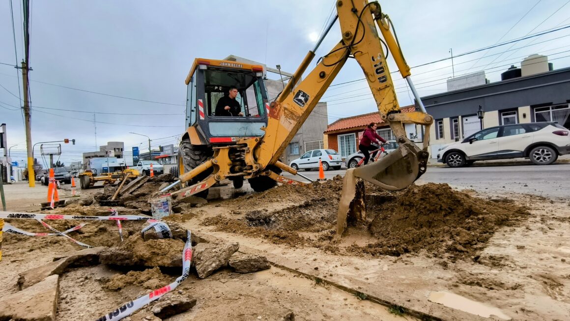 Reparación de conexión domiciliaria de agua potable sobre Juan B. Justo