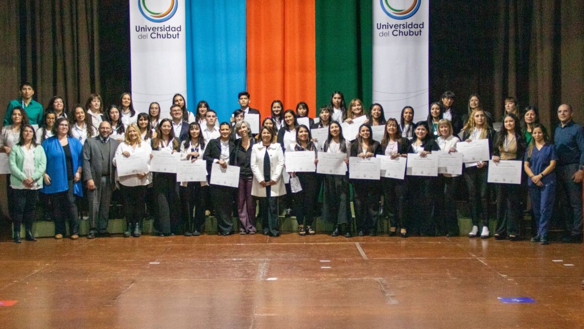 La Universidad del Chubut entregó diplomas a 47 nuevos egresados