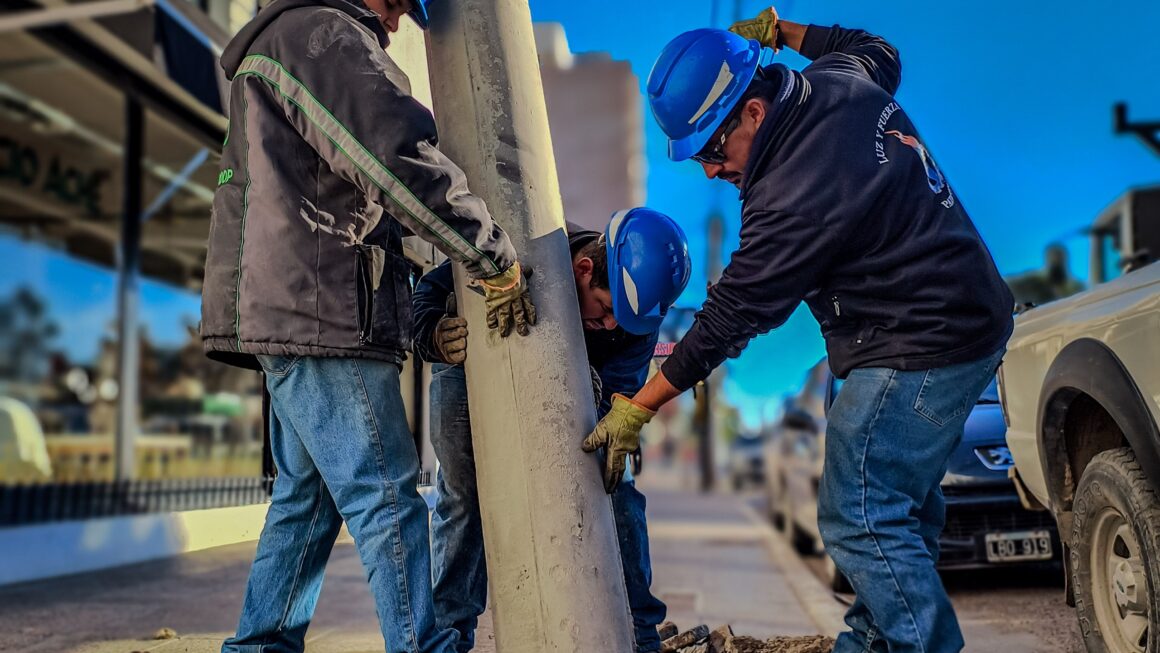 Continúa el plan de instalación de columnas de hormigón en la ciudad.