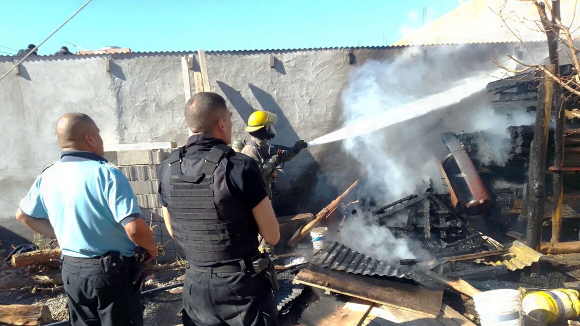 El rápido accionar de la Policía del Chubut evitó que incendio se propagara a una vivienda