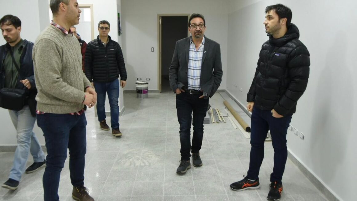 Torres supervisó las obras de ampliación y refacción en los Hospitales de Esquel y Lago Puelo
