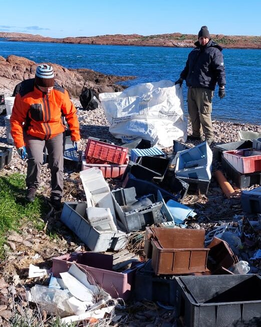 Chubut colaboró con Parques Nacionales en campaña de limpieza de Isla Leones