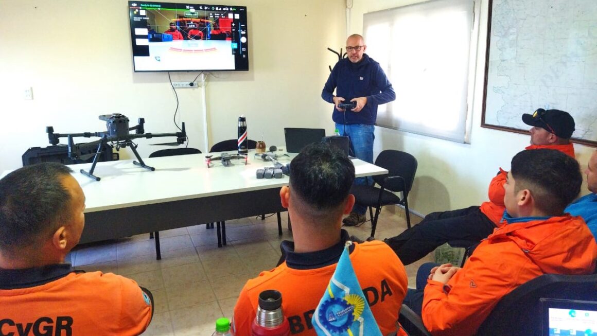 Agentes de seguridad de Chubut se capacitan en operación de drones para mejorar los operativos de búsqueda y localización