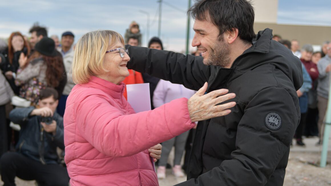 Torres entregó 24 viviendas a familias de Gaiman