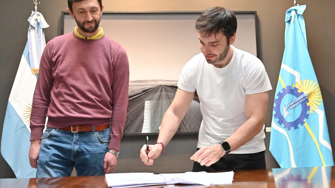 Torres y “Cano” Ingram firmaron un importante convenio para el adoquinado de diversas calles de Trevelin