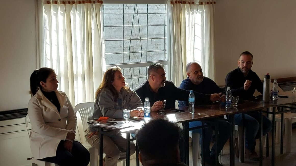 El Gobierno acordó con productores de Sarmiento el plan de mejora del estado de los caminos en los campos