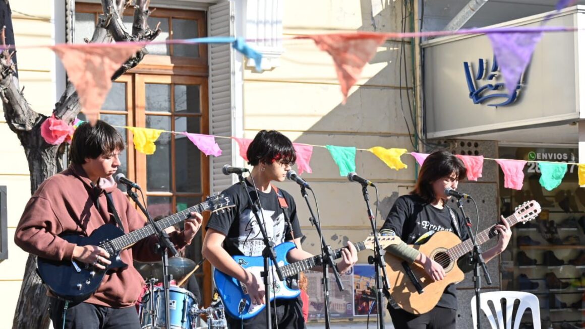 Festejamos La Primavera En La Casa De La Cultura