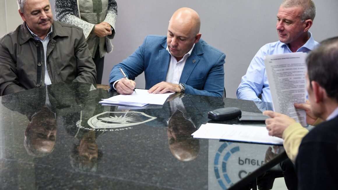Sastre Firmó Un Convenio Para Que Puerto Madryn Se Sume A La Red De Municipios Cooperativos
