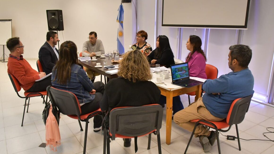 Provincia, Universidad y Las Plumas trabajan en un plan de manejo de un sitio milenario de grabados rupestres