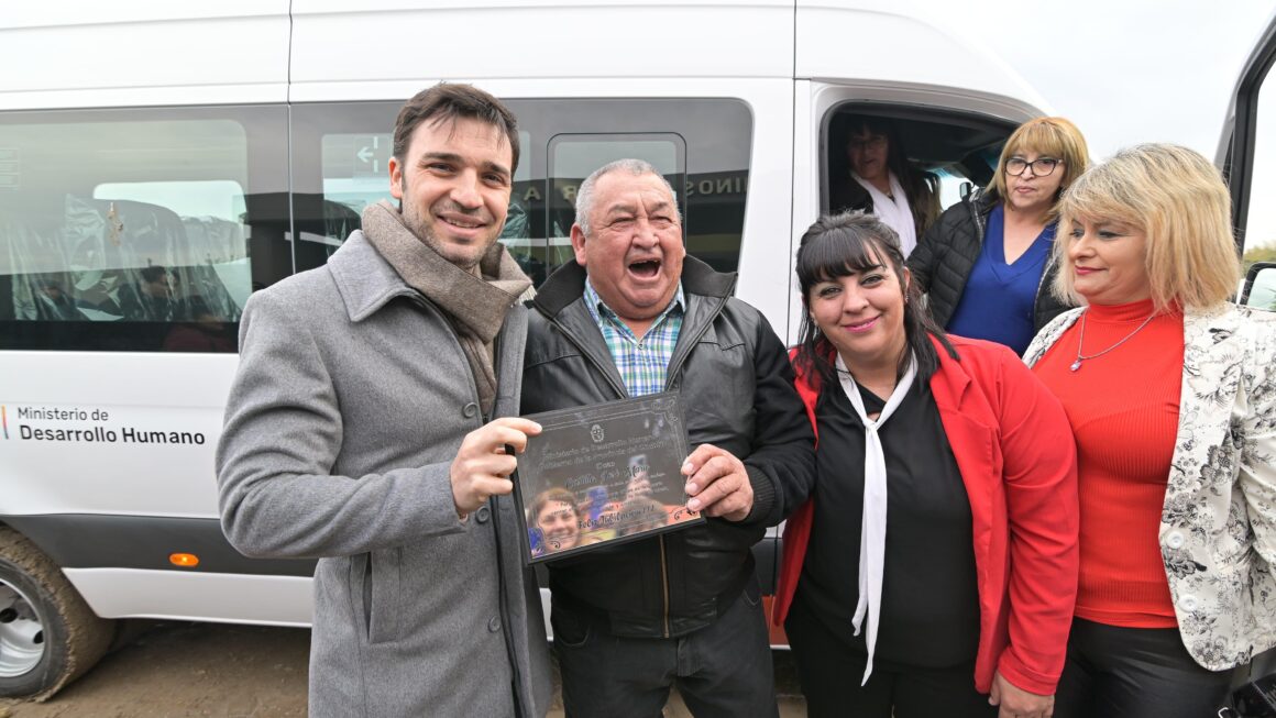 Torres y Papaiani entregaron un vehículo cero kilómetro al Hogar «Volver a Empezar» de Trelew