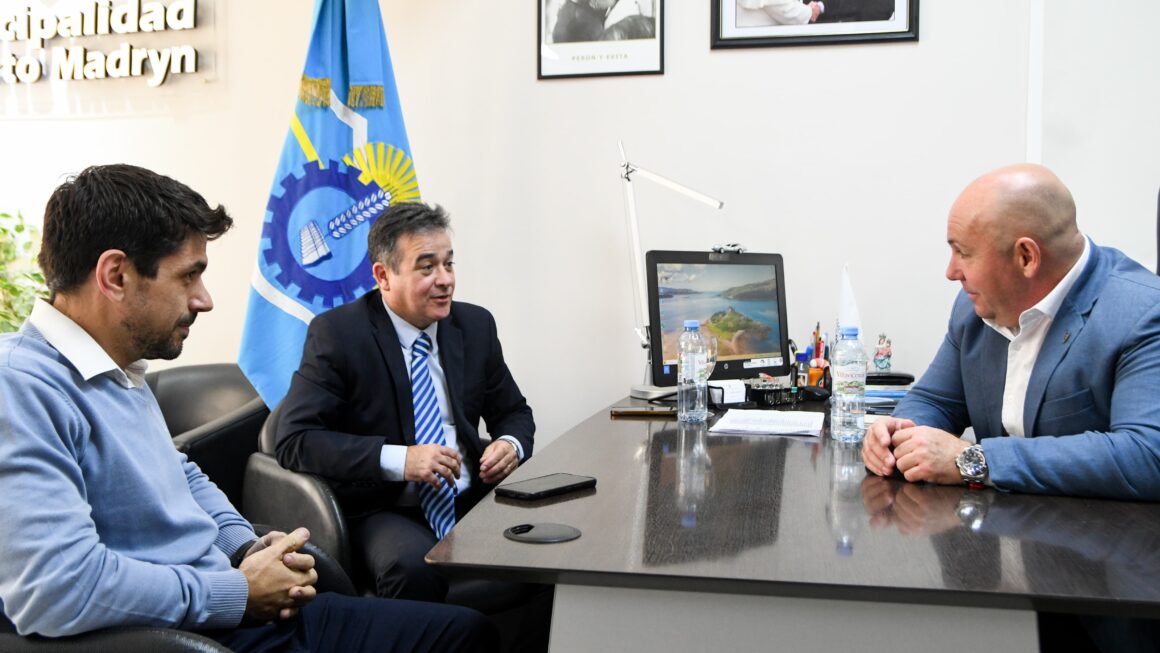 El Intendente Recibió Al Ministro De Economía De La Provincia En El Municipio