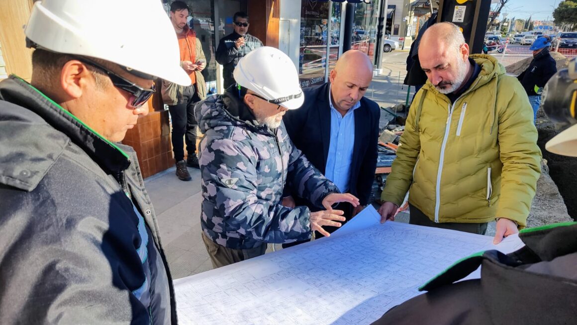 Avanza a buen ritmo la obra de renovación cloacal sobre Av. Roca.