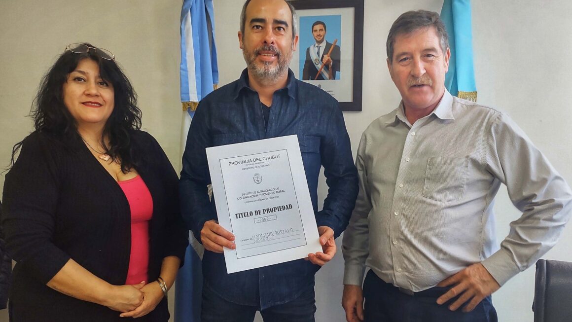 El Gobierno entregó título de propiedad de tierras en zona rural de Paso de Indios