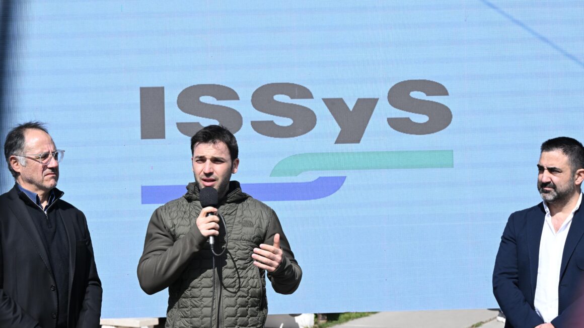 Torres encabezó la presentación de dos nuevas ambulancias para Seros y participó del lanzamiento de la aplicación digital de ISSyS