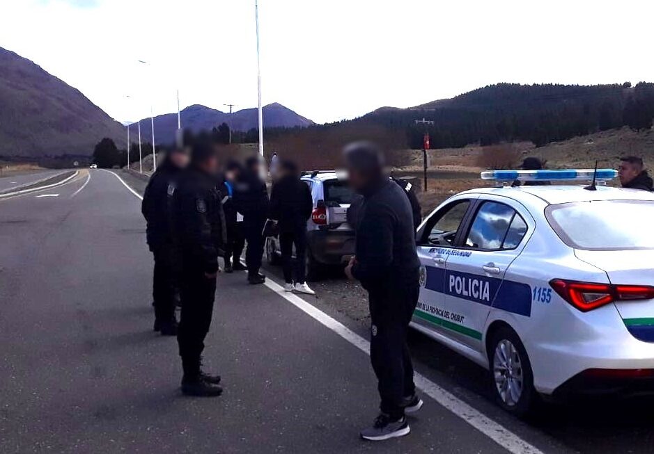 Operativo cerrojo en la cordillera: la Policía del Chubut detuvo a cuatro personas tras un importante robo en El Bolsón