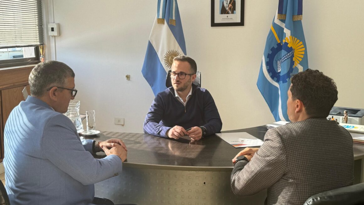 El Gobierno firmó convenio para capacitación y pasantías con la Facultad de Ciencias Jurídicas de la Universidad Nacional de la Patagonia