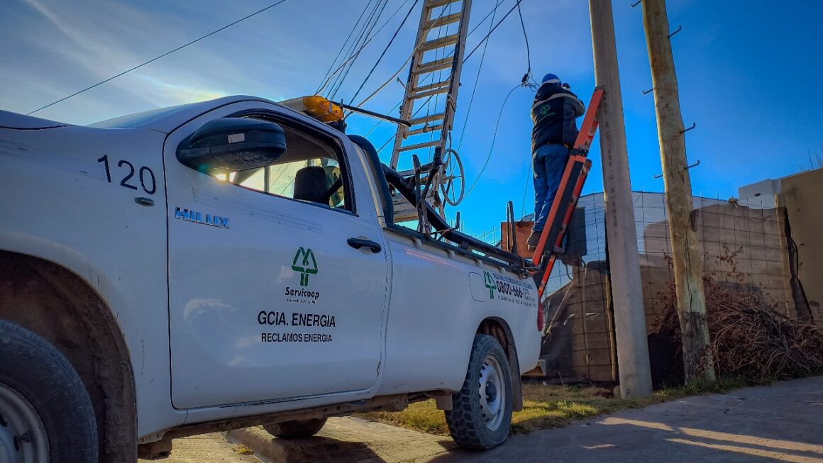 Mantenimiento sobre conexiones domiciliarias de energía.