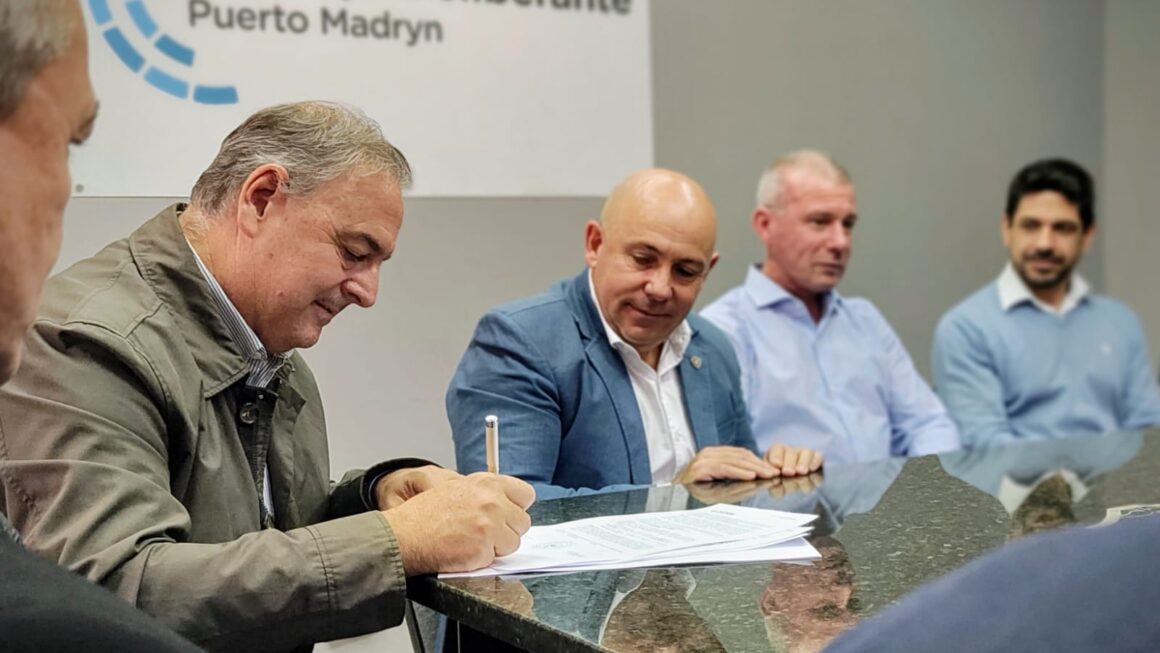 Servicoop firma importante convenio de Cooperación