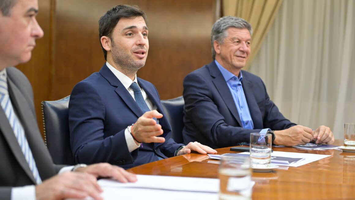 Torres se reunió con Caputo para analizar el Presupuesto 2025 y el Plan de Desendeudamiento delineado por Chubut