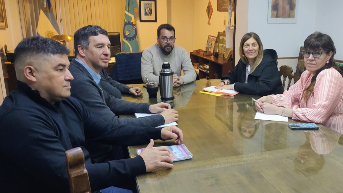 Provincia y municipio de Esquel coordinan acciones para fortalecer las políticas sociales