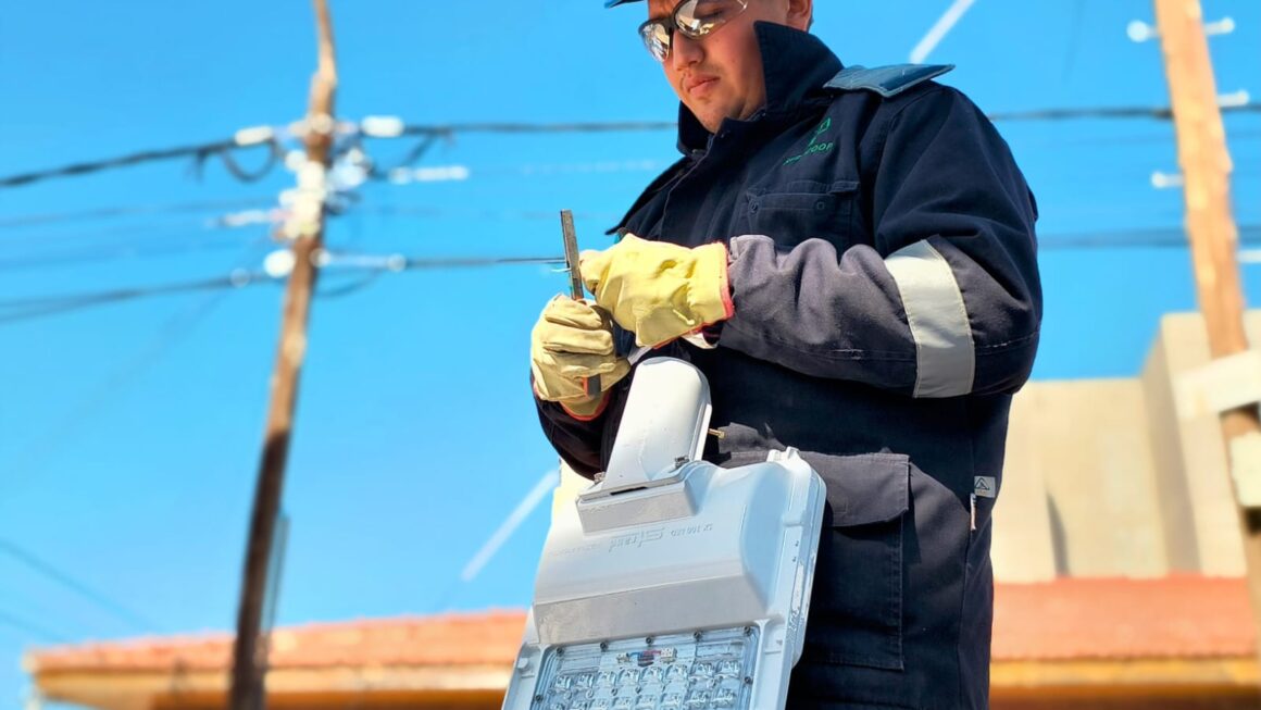 Instalación de nuevas luminarias LED sobre Rivadavia