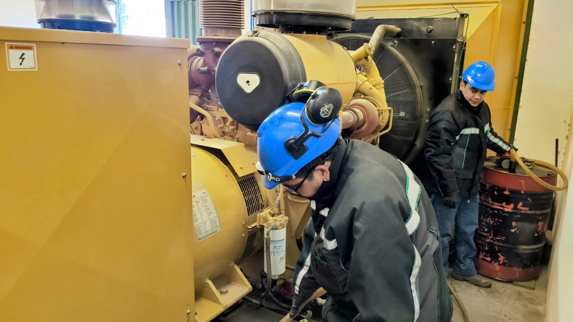 Mantenimiento sobre unidad de abastecimiento eléctrico en EPN.