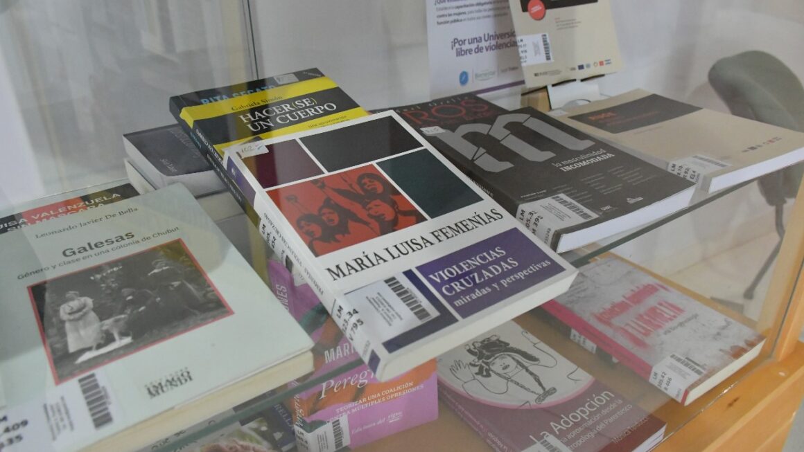 El Gobierno provincial inauguró muestra patrimonial sobre bibliotecas
