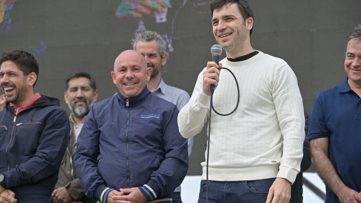 Torres encabezó la firma del inicio de obra para la construcción de 114 viviendas en Puerto Madryn