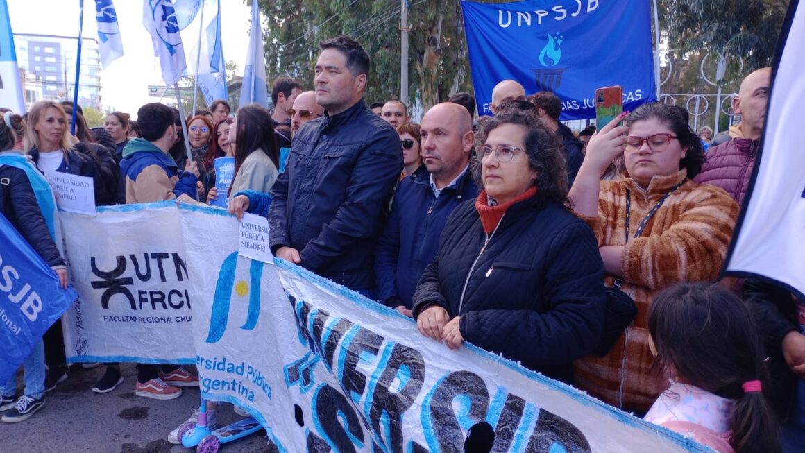 Sastre Estuvo Presente En La Movilización En Defensa De La Universidad Publica