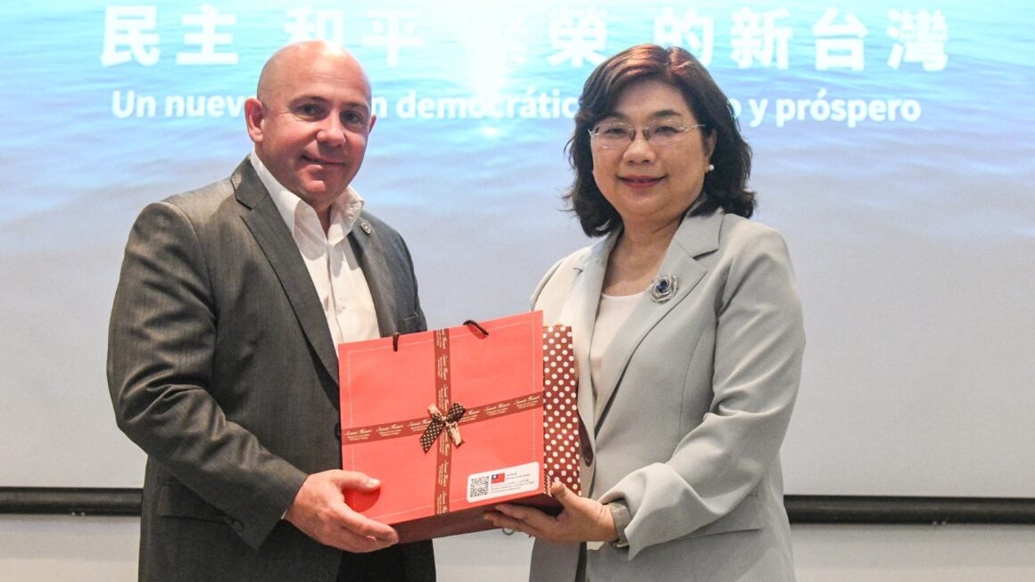Sastre Recibió A La Embajadora De Taiwán Y A Becarios Chubutenses Que Protagonizaron Distintas Experiencias En El País Asiático