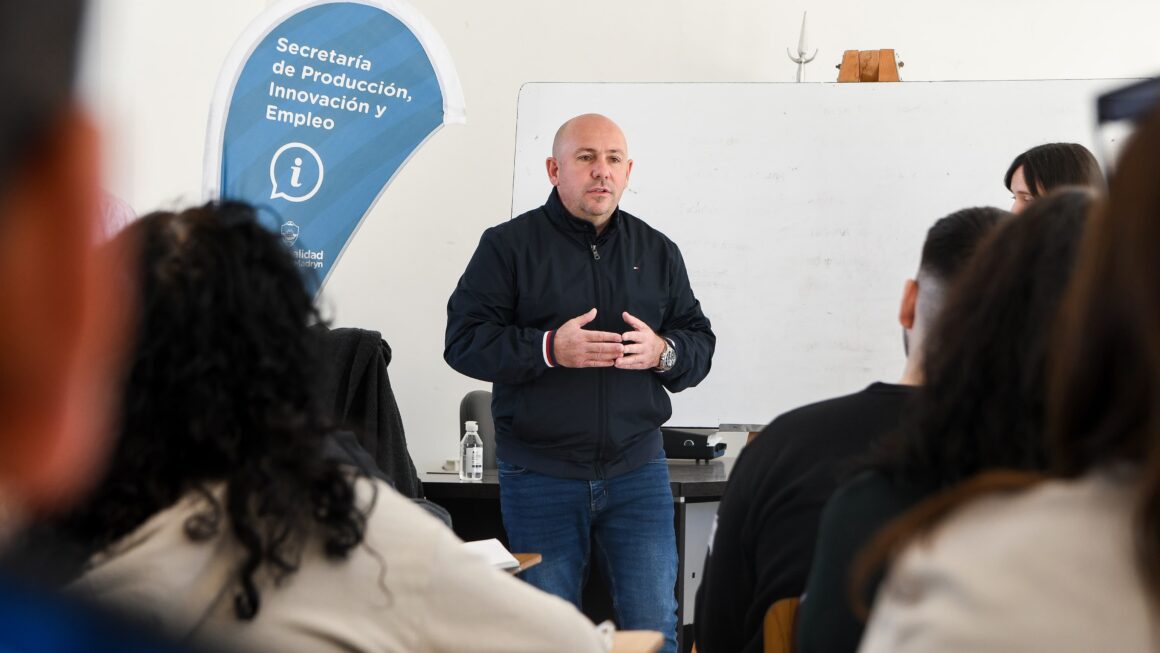 El Intendente Encabezó La Presentación De Cursos Para Optimizar El Funcionamiento De Las Distintas Áreas Del Municipio