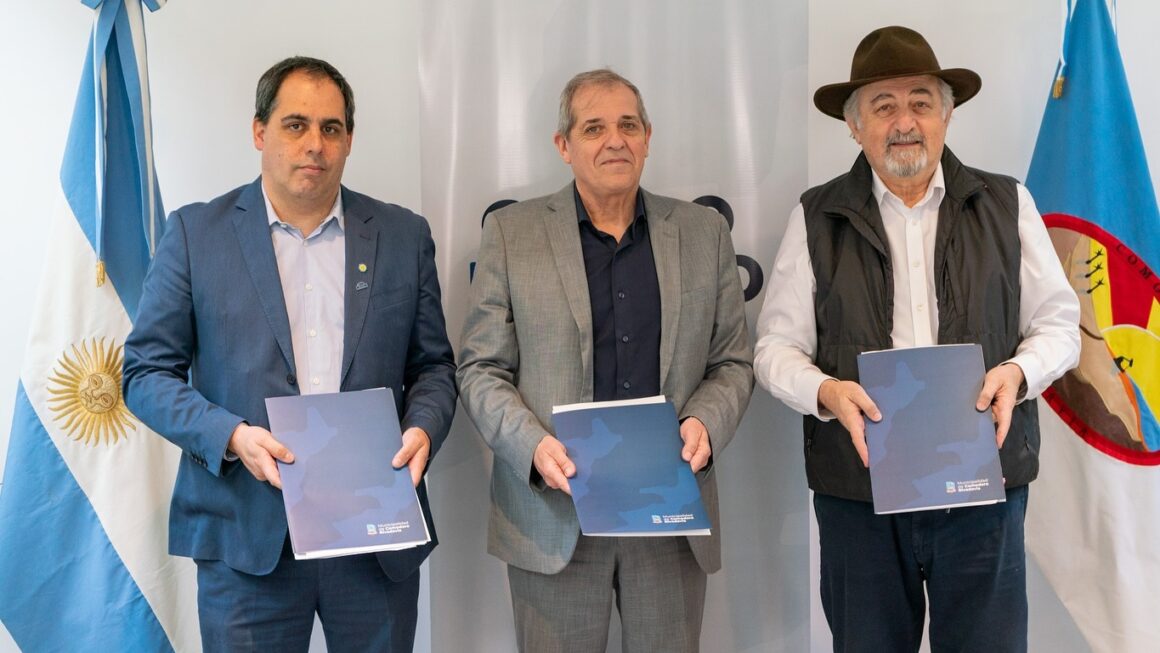 Provincia firmó acuerdos con la Municipalidad de Comodoro Rivadavia para mejorar la educación y servicios locales