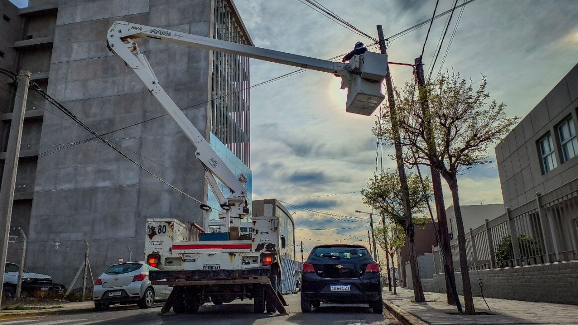 Instalación de nuevas luminarias LED sobre Ing. Fennen.