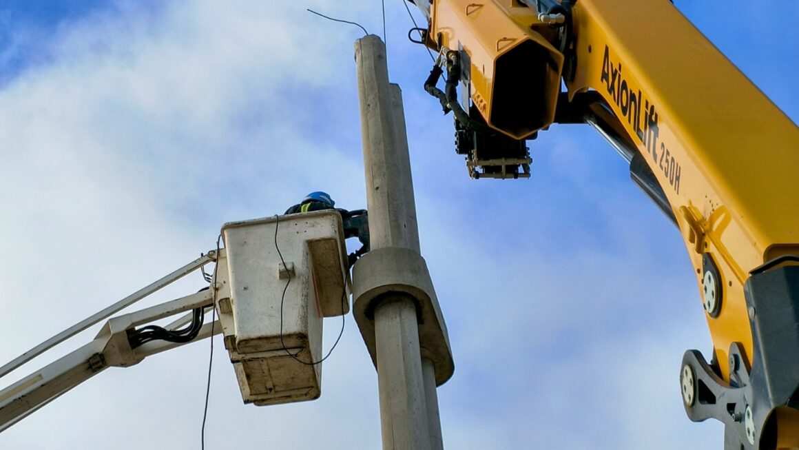 Readecuación de redes de energía en la zona sur.