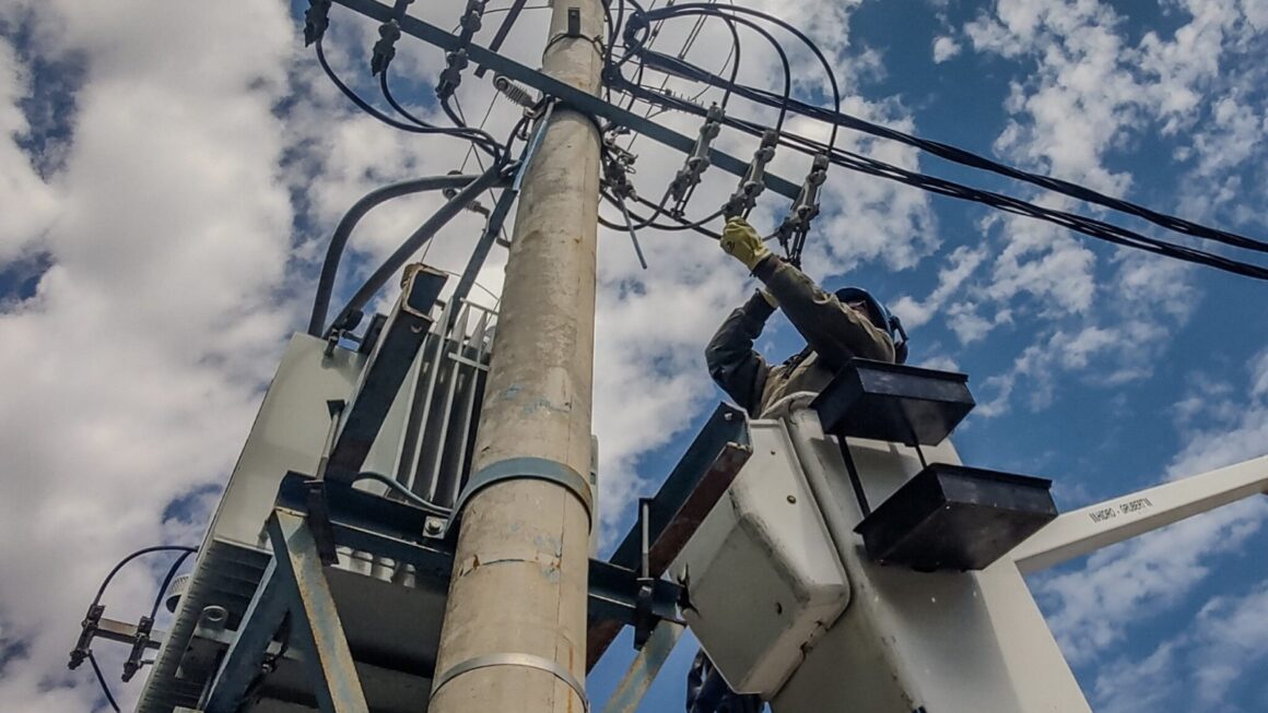 Mantenimiento de infraestructura eléctrica, en la zona céntrica de la ciudad.