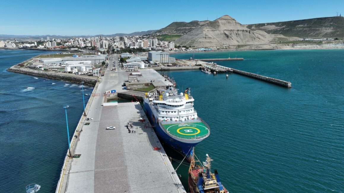 Buque sismográfico y el remolcador “Atlantic Dama” cumplieron escala operativa en el Puerto de Comodoro Rivadavia