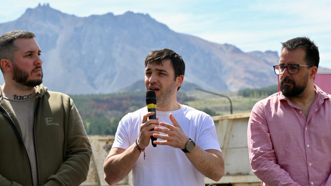 Torres encabezó firma de convenios por obras de infraestructura urbana y entregó lotes a familias de Esquel