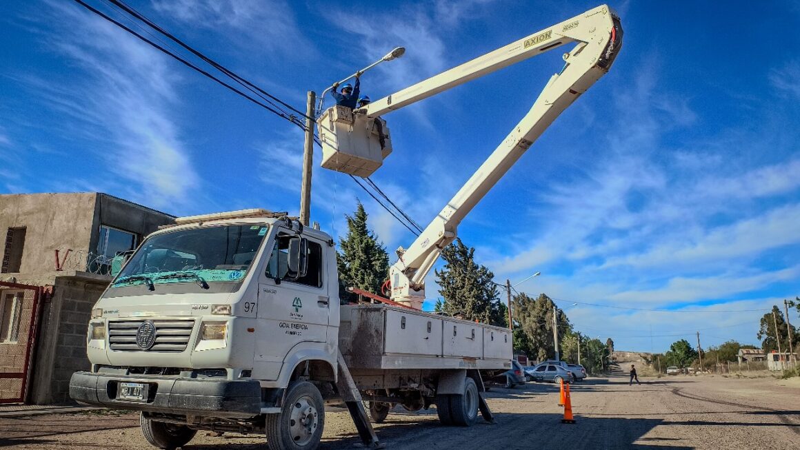 Mantenimiento sobre alumbrado en el Parque Liviano