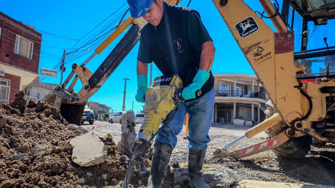 Renovación cloacal sobre calle Italia