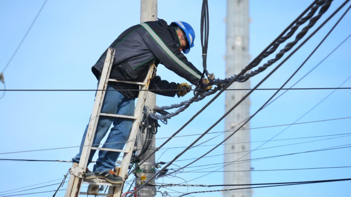Inspección de infraestructura, por personal de Reclamos Eléctricos.