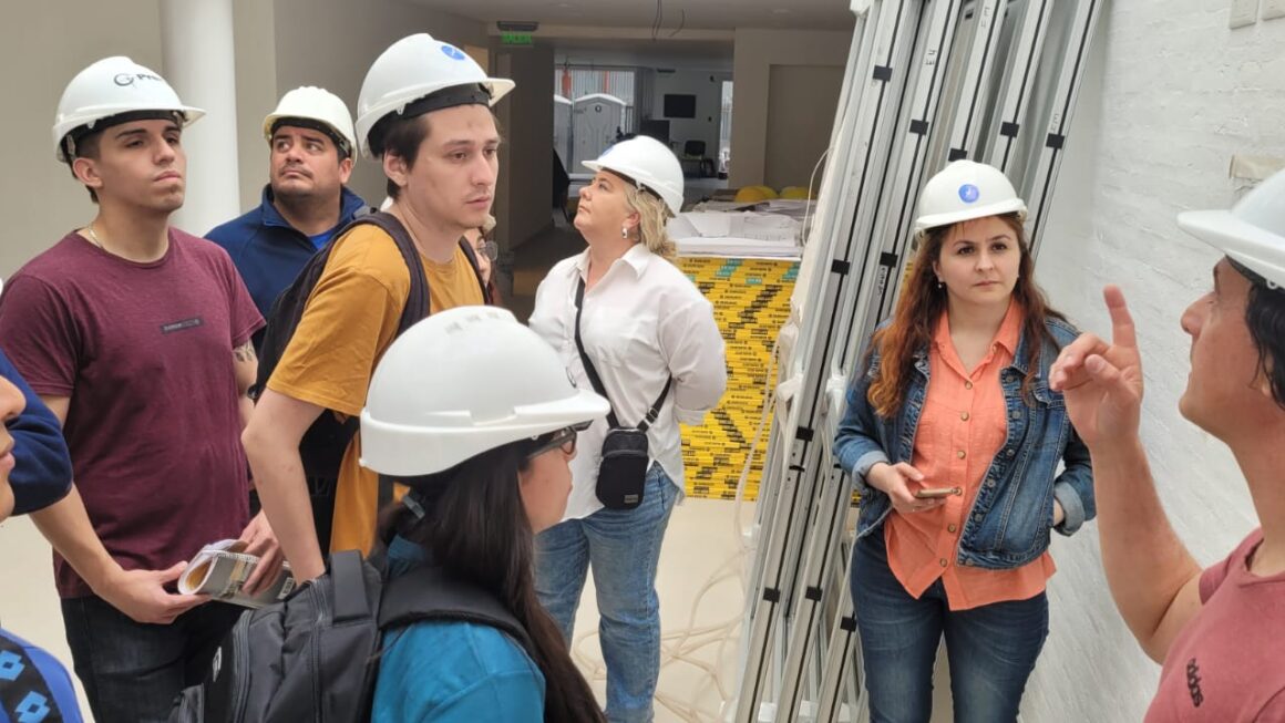 Alumnos de Ingeniería Civil recorrieron la sede central de Seros que Provincia construye en Comodoro Rivadavia