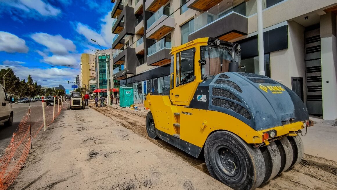 Avanza a buen ritmo la reconstrucción de calzada sobre Av. Roca