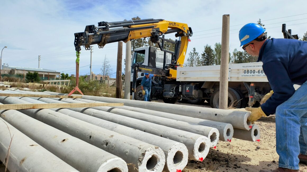Arribó un nuevo lote de columnas de hormigón a la ciudad.
