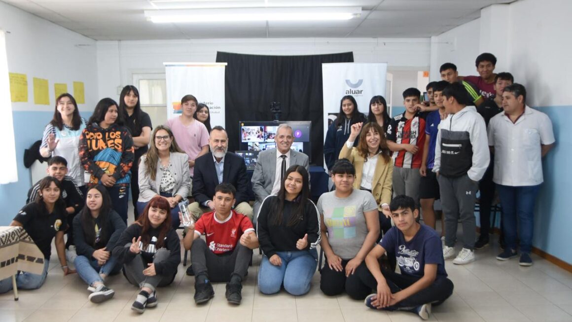 Provisto por el Gobierno del Chubut, alumnos de Los Altares estrenaron equipamiento de conectividad