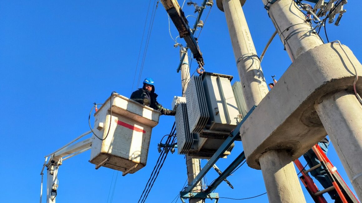 Reemplazo de transformador en la zona oeste.