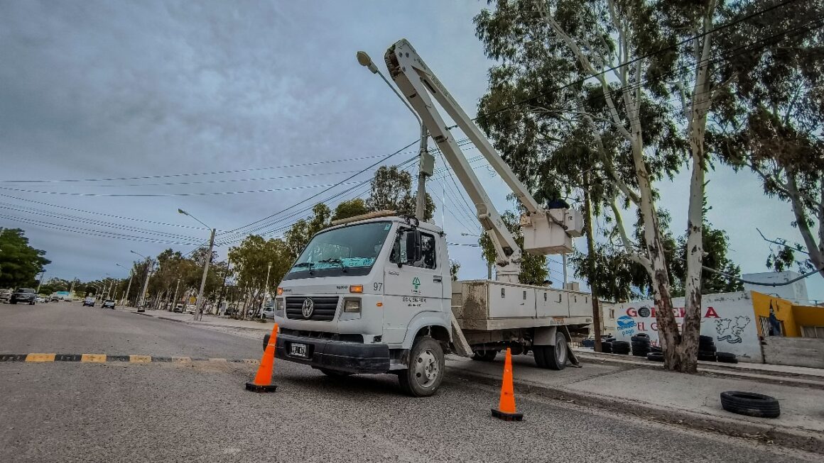 Continúan las tareas de alumbrado en el barrio Pujol