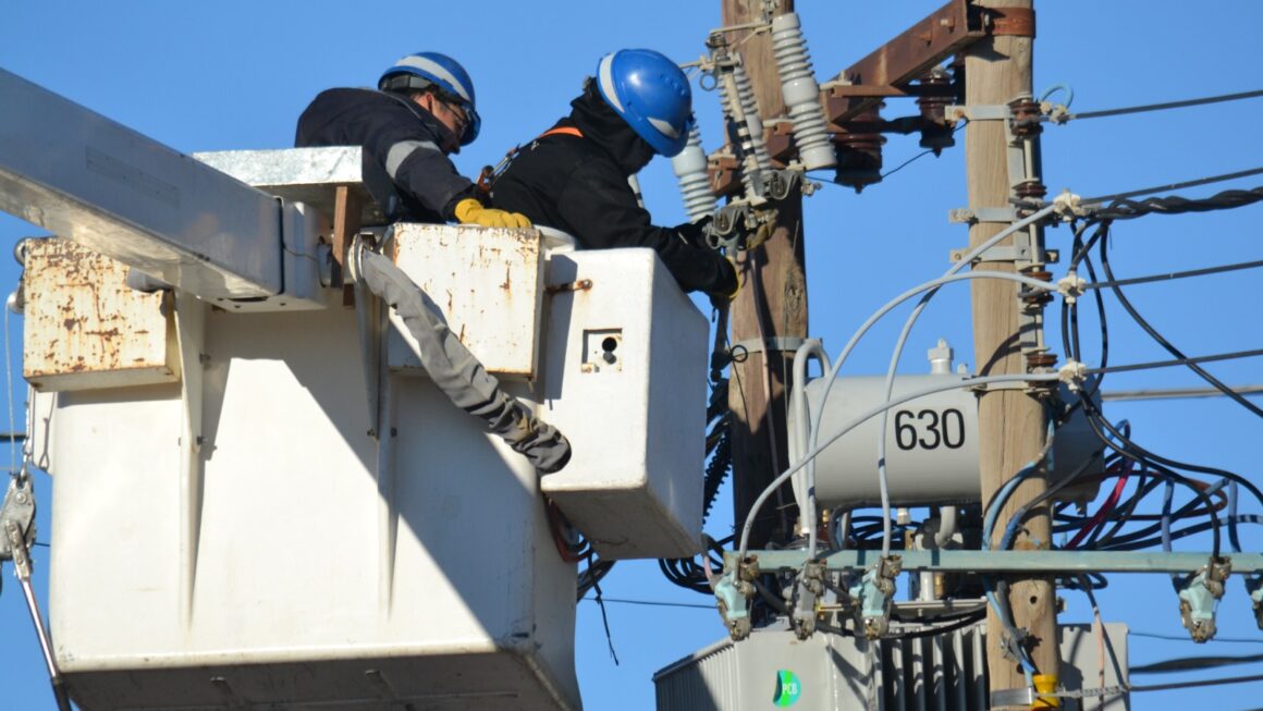 Avanzan las obras de energía en la zona oeste.