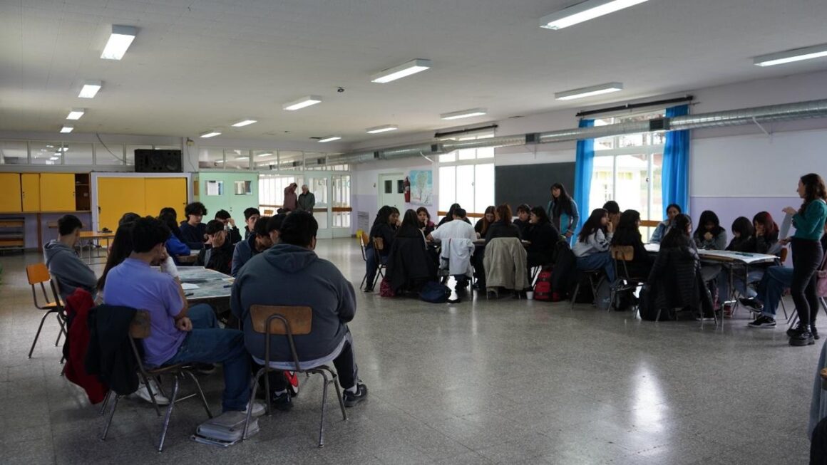 Provincia trabajó con adolescentes de Río Pico en la planificación urbana a futuro de la localidad